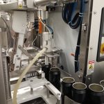 Робоча зона обладнання для розливу напоїв у банки